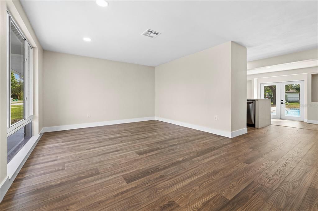 For Sale: $355,000 (2 beds, 2 baths, 1353 Square Feet)