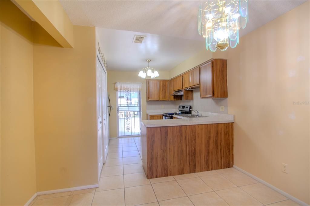 For Sale: $230,000 (2 beds, 2 baths, 992 Square Feet)