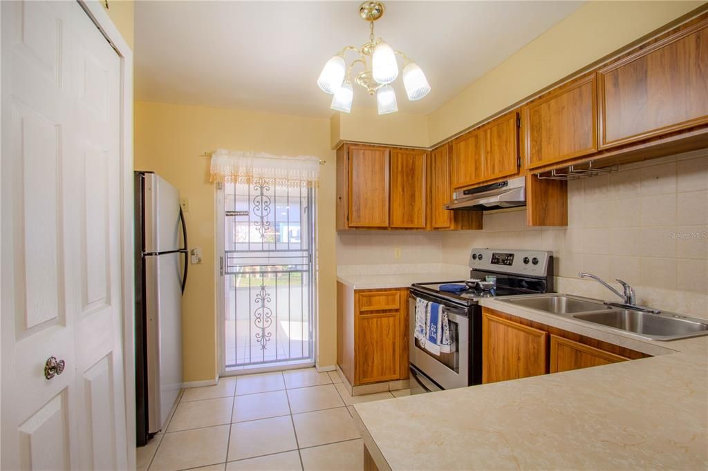 For Sale: $230,000 (2 beds, 2 baths, 992 Square Feet)