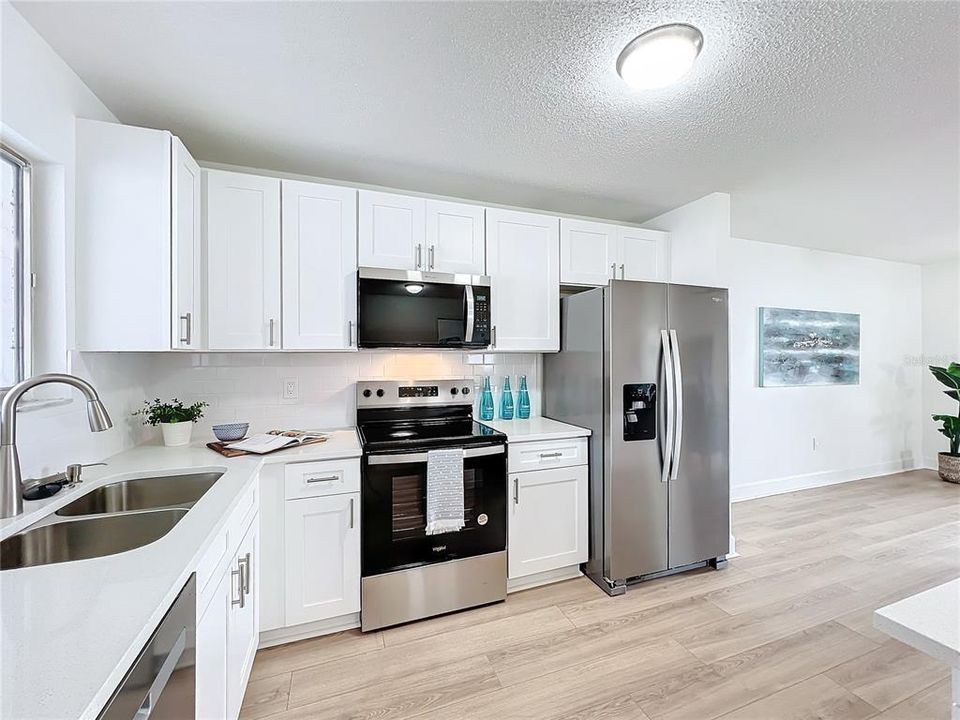 For Sale: $299,900 (2 beds, 2 baths, 1372 Square Feet)