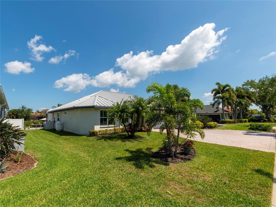 For Sale: $1,085,000 (3 beds, 3 baths, 2451 Square Feet)