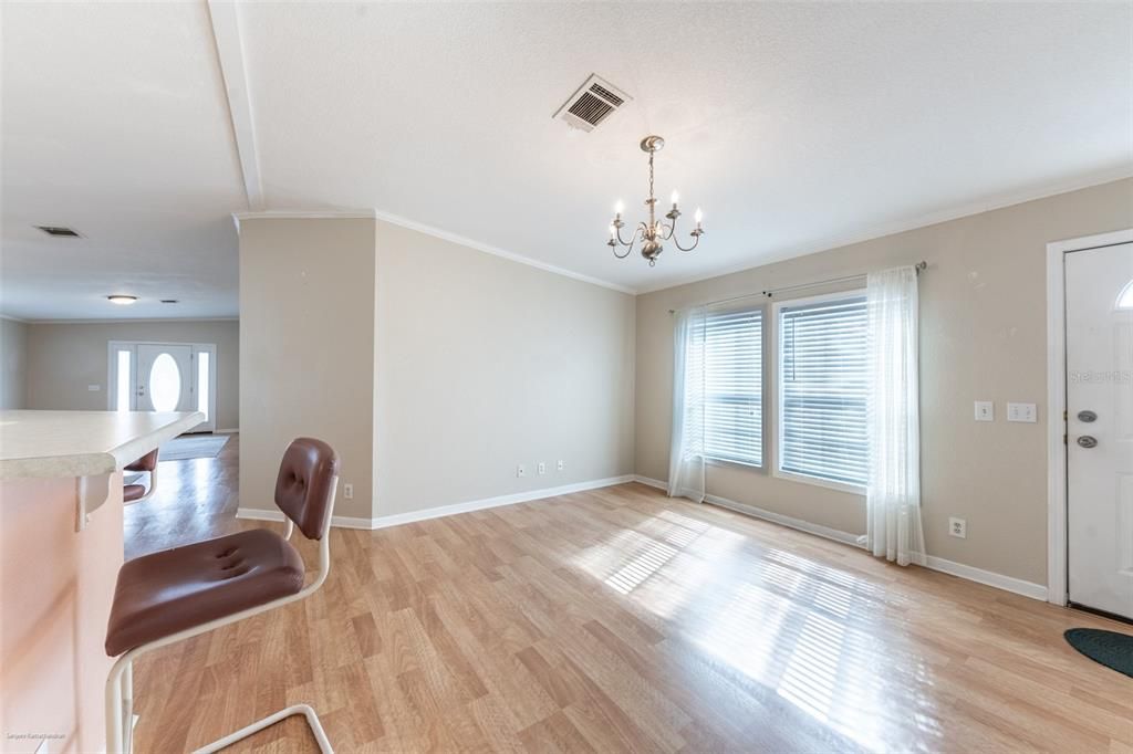 合同活跃: $169,000 (3 贝兹, 2 浴室, 1680 平方英尺)