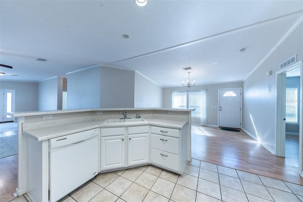 合同活跃: $169,000 (3 贝兹, 2 浴室, 1680 平方英尺)