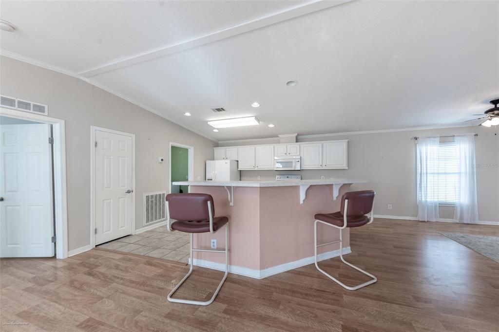 合同活跃: $169,000 (3 贝兹, 2 浴室, 1680 平方英尺)