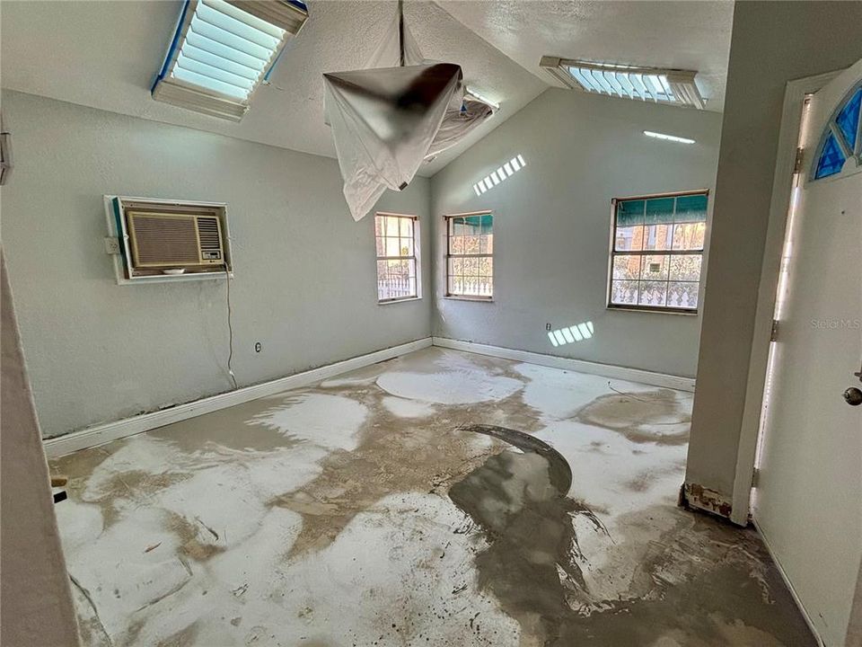 Cottage 4 - Living Room w/Skylights