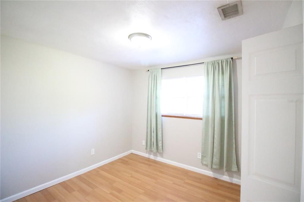 For Rent: $1,300 (2 beds, 1 baths, 992 Square Feet)