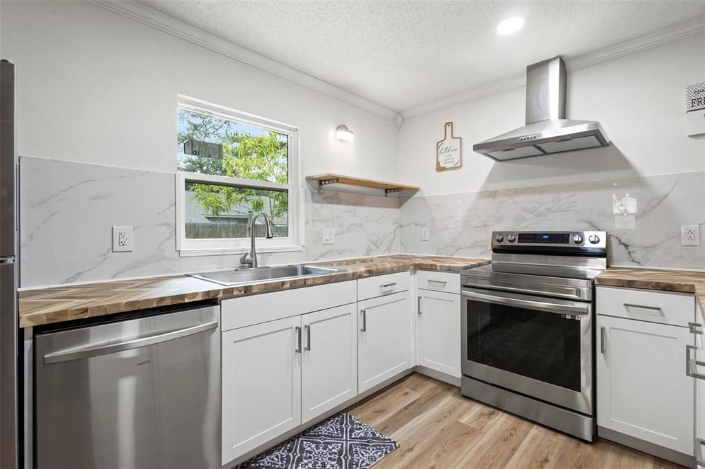 For Sale: $364,900 (2 beds, 2 baths, 888 Square Feet)