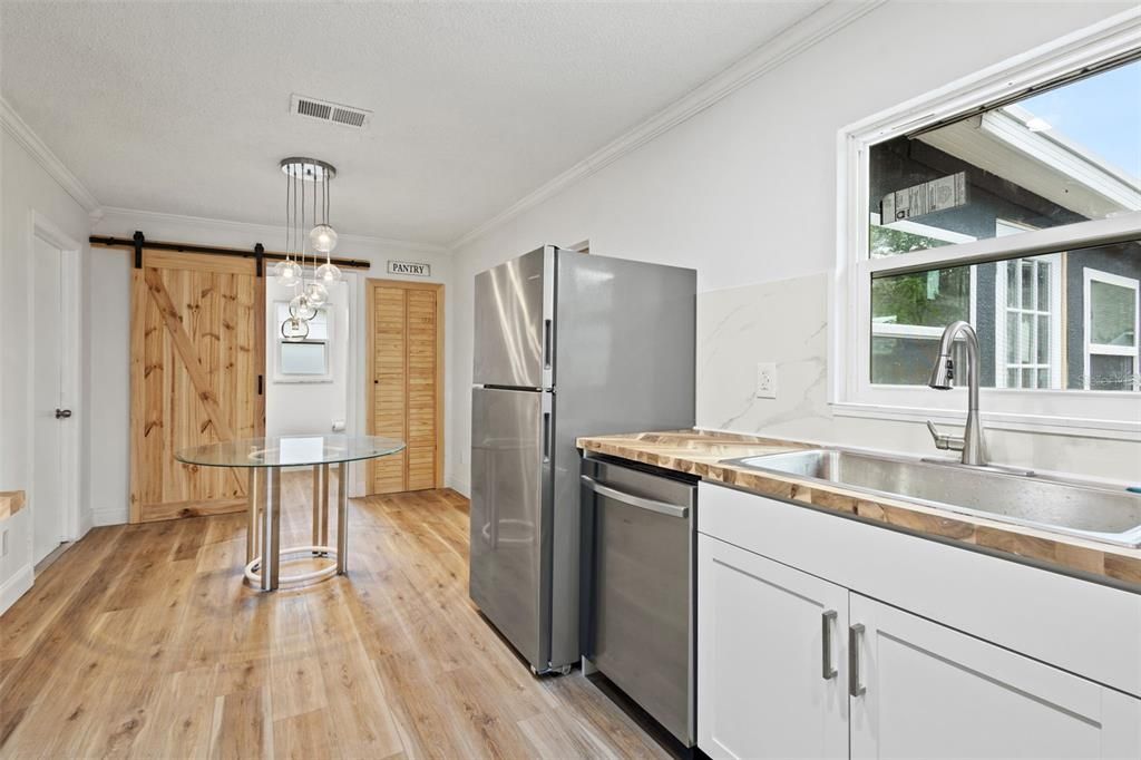 For Sale: $364,900 (2 beds, 2 baths, 888 Square Feet)