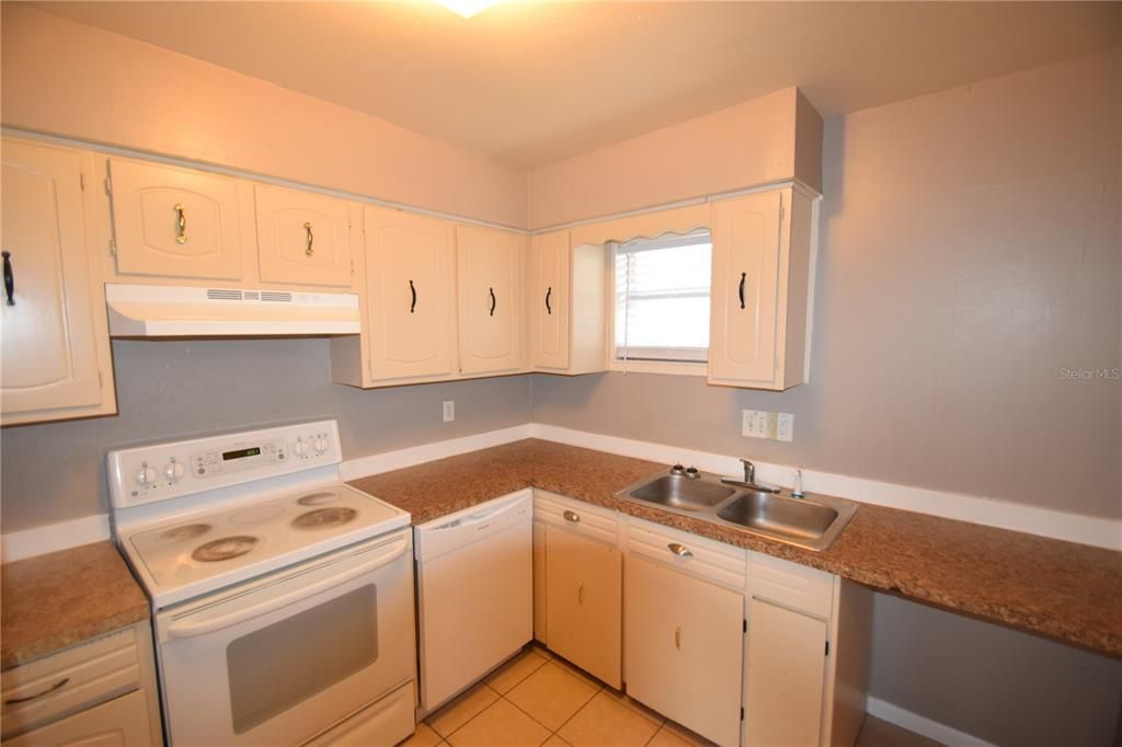 For Rent: $1,350 (2 beds, 1 baths, 1801 Square Feet)