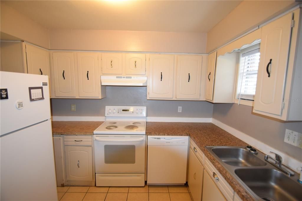 For Rent: $1,350 (2 beds, 1 baths, 1801 Square Feet)