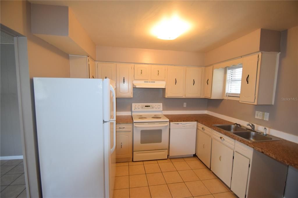 For Rent: $1,350 (2 beds, 1 baths, 1801 Square Feet)