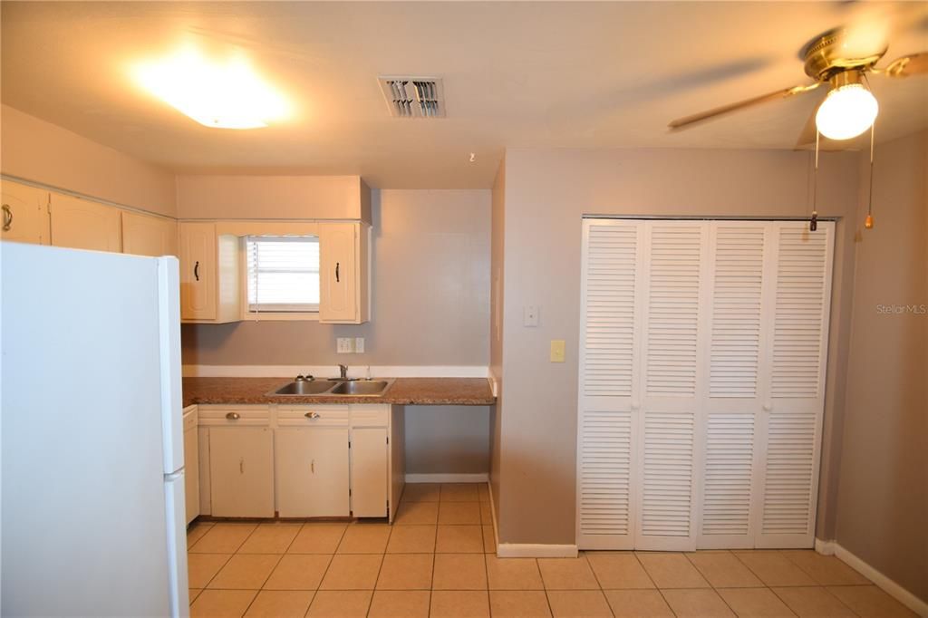 For Rent: $1,350 (2 beds, 1 baths, 1801 Square Feet)