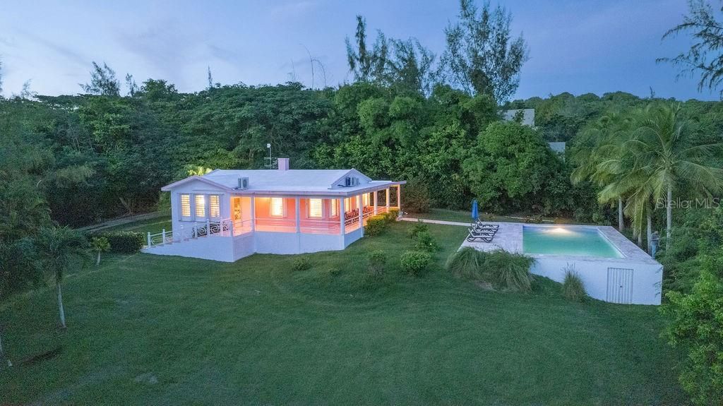 For Sale: $940,000 (2 beds, 2 baths, 1205 Square Feet)