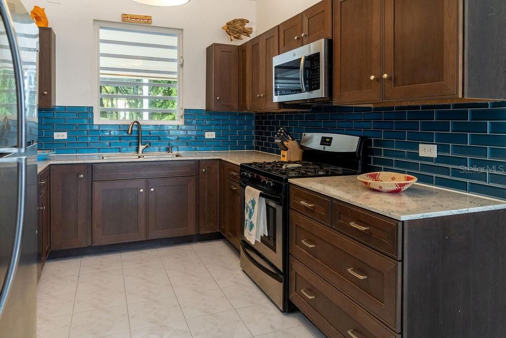 For Sale: $940,000 (2 beds, 2 baths, 1205 Square Feet)