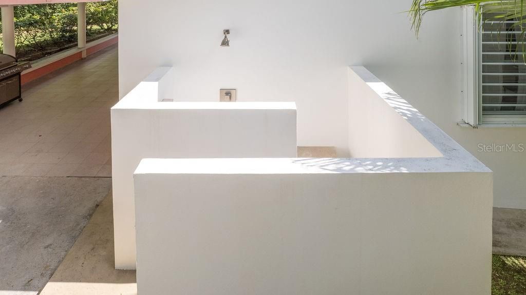 For Sale: $940,000 (2 beds, 2 baths, 1205 Square Feet)