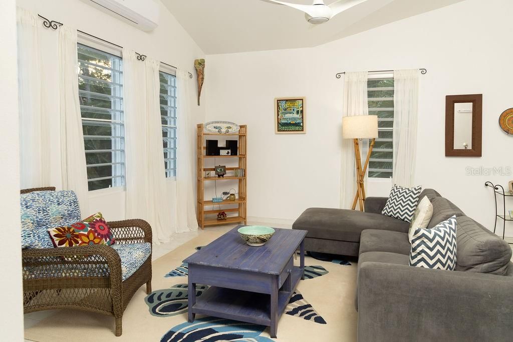 For Sale: $940,000 (2 beds, 2 baths, 1205 Square Feet)