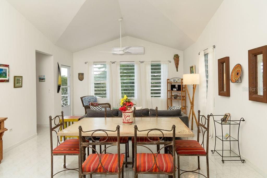 For Sale: $940,000 (2 beds, 2 baths, 1205 Square Feet)