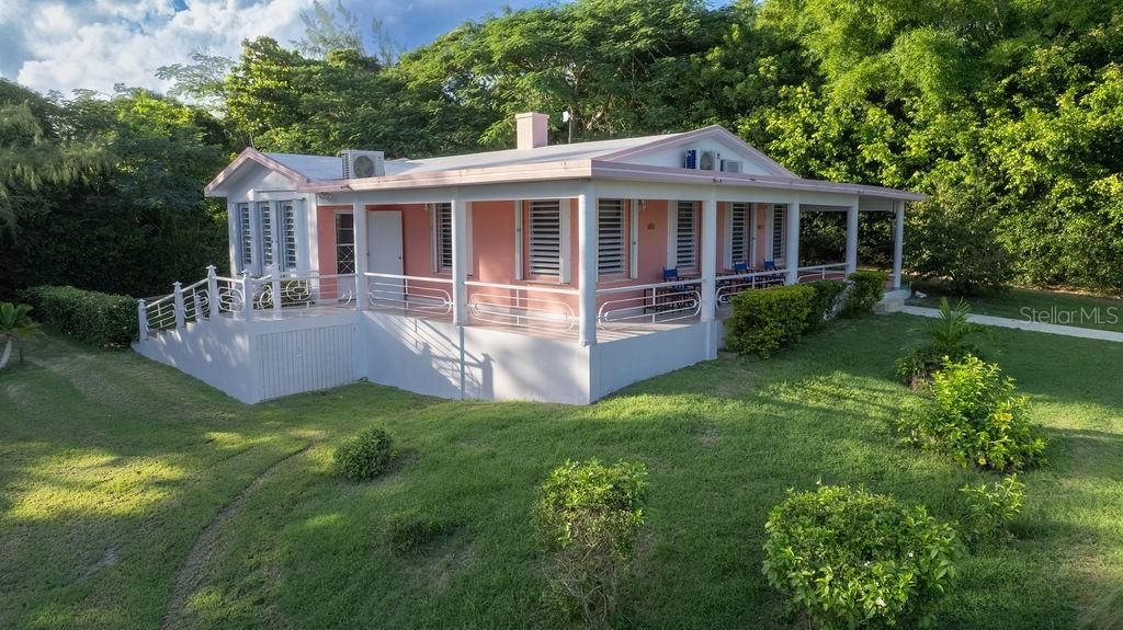 For Sale: $940,000 (2 beds, 2 baths, 1205 Square Feet)