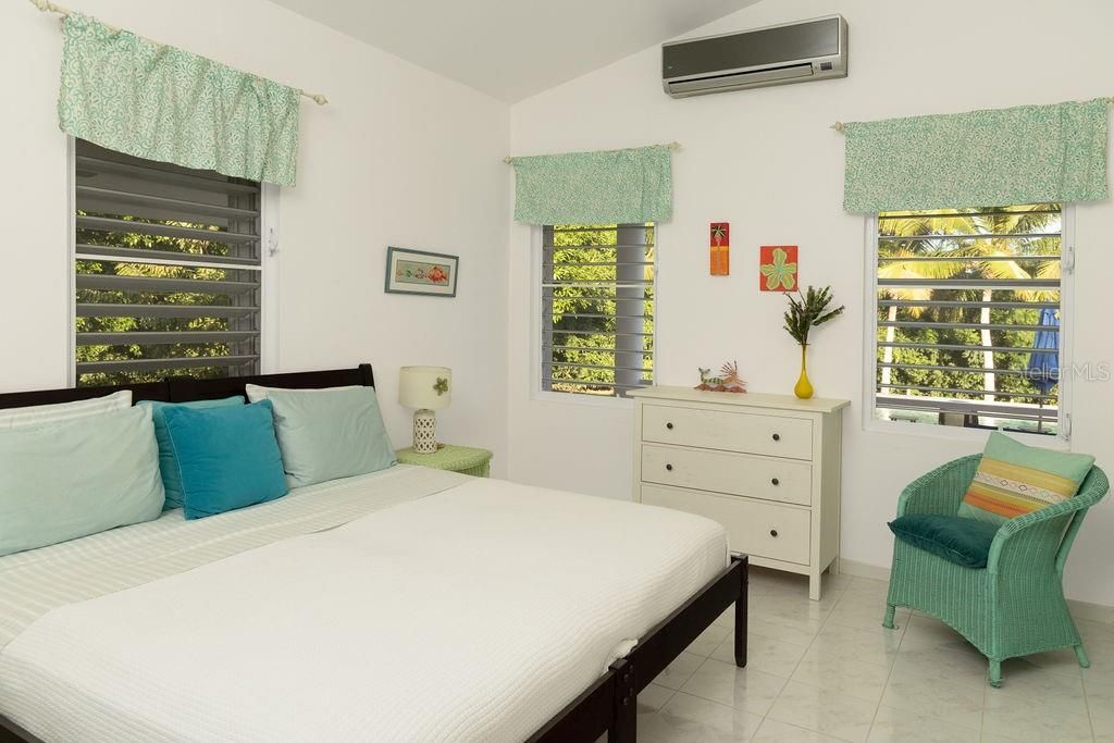 For Sale: $940,000 (2 beds, 2 baths, 1205 Square Feet)