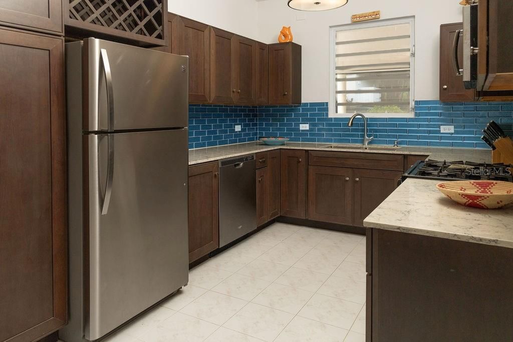 For Sale: $940,000 (2 beds, 2 baths, 1205 Square Feet)