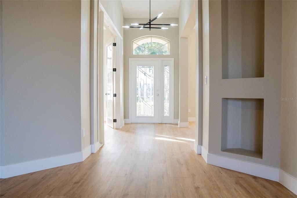 Foyer W/Chandelier