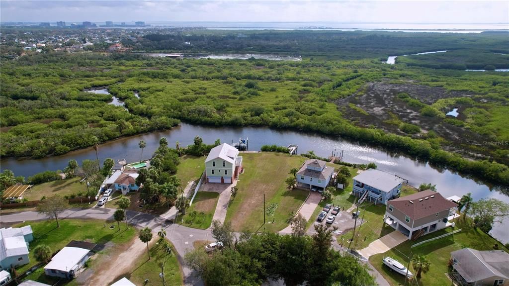 На продажу: $369,000 (0.26 acres)