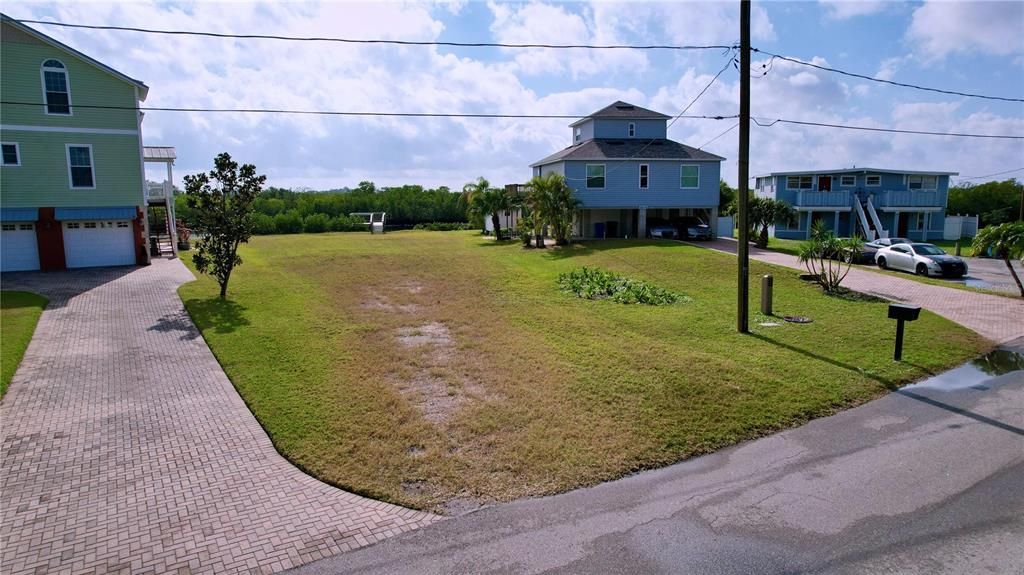 На продажу: $369,000 (0.26 acres)