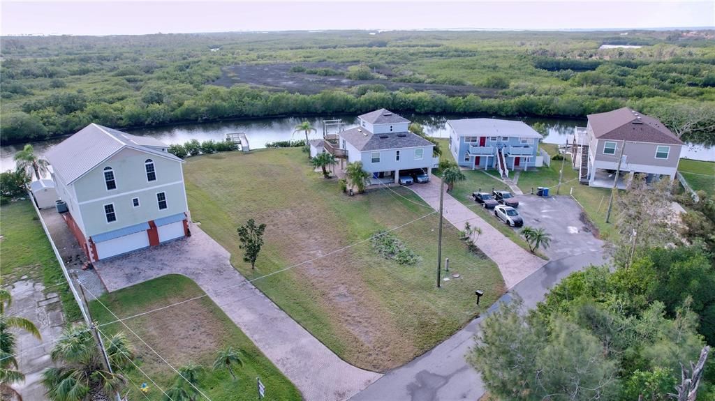 На продажу: $369,000 (0.26 acres)