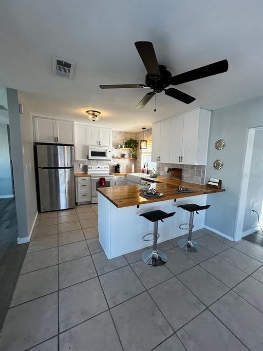 For Sale: $329,000 (2 beds, 1 baths, 1071 Square Feet)