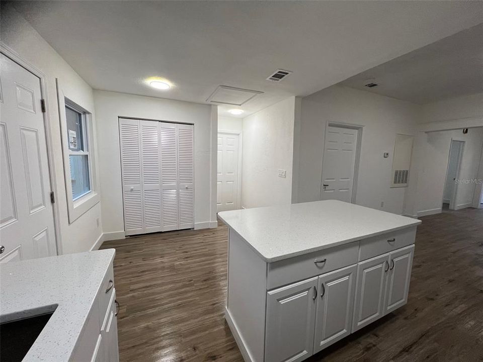 For Sale: $185,000 (2 beds, 1 baths, 1076 Square Feet)