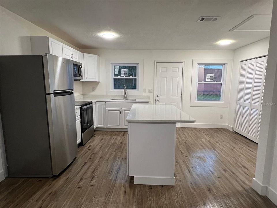 For Sale: $185,000 (2 beds, 1 baths, 1076 Square Feet)