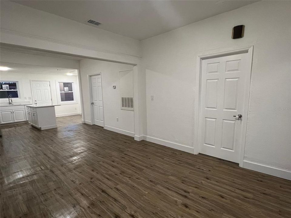 For Sale: $185,000 (2 beds, 1 baths, 1076 Square Feet)