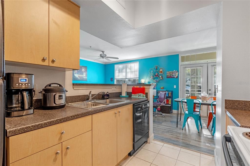 For Sale: $269,000 (1 beds, 1 baths, 792 Square Feet)