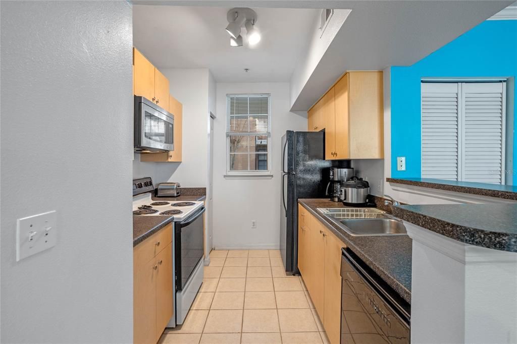 For Sale: $269,000 (1 beds, 1 baths, 792 Square Feet)