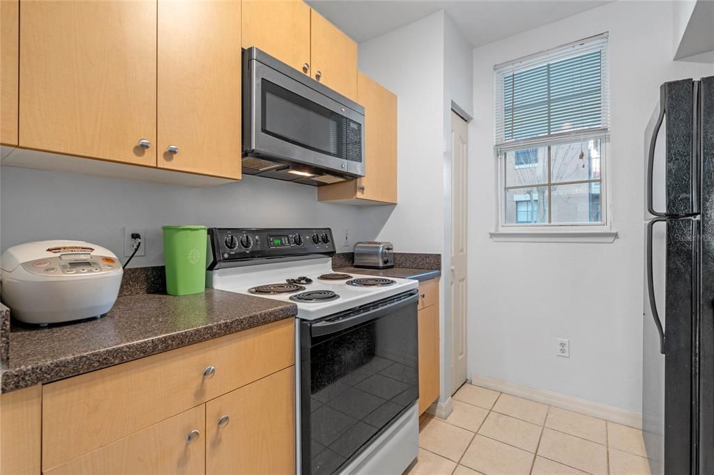 For Sale: $269,000 (1 beds, 1 baths, 792 Square Feet)