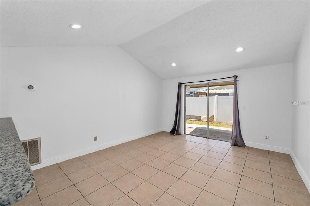 For Sale: $324,900 (3 beds, 2 baths, 1189 Square Feet)