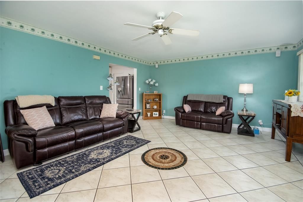 For Sale: $450,000 (3 beds, 3 baths, 1709 Square Feet)