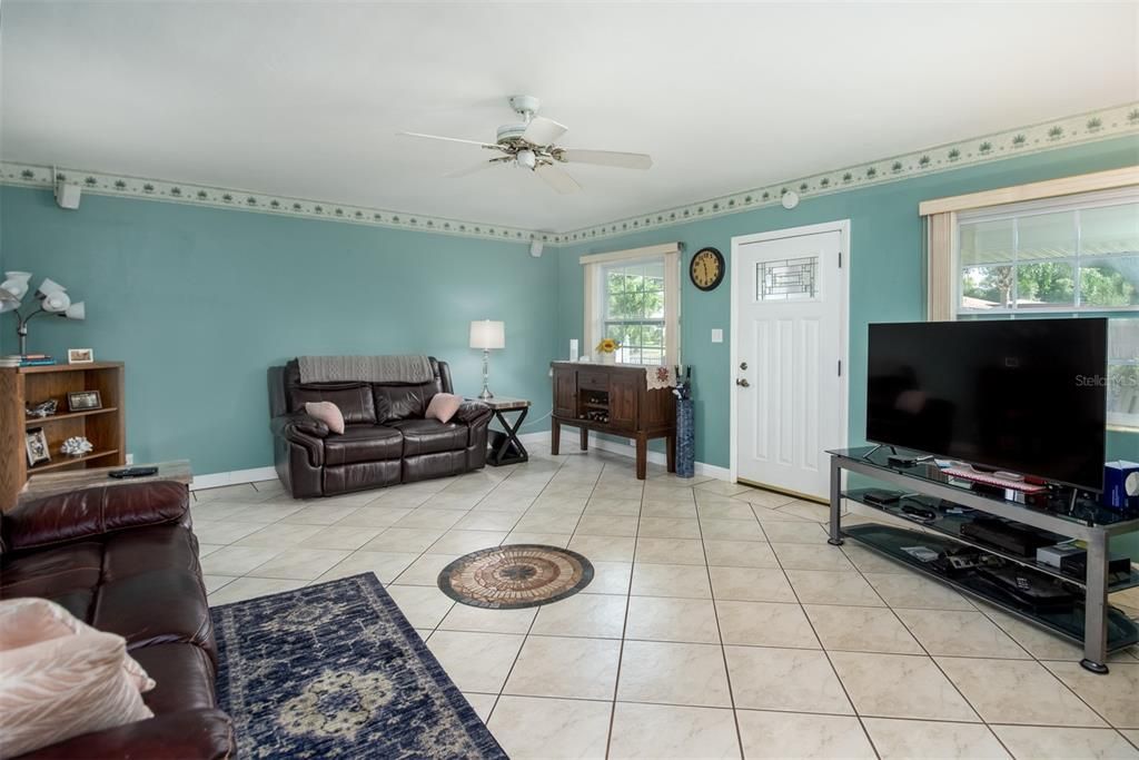 For Sale: $450,000 (3 beds, 3 baths, 1709 Square Feet)