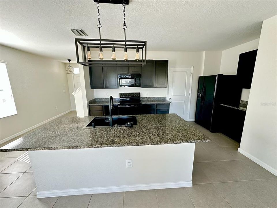 For Rent: $2,795 (4 beds, 2 baths, 2260 Square Feet)