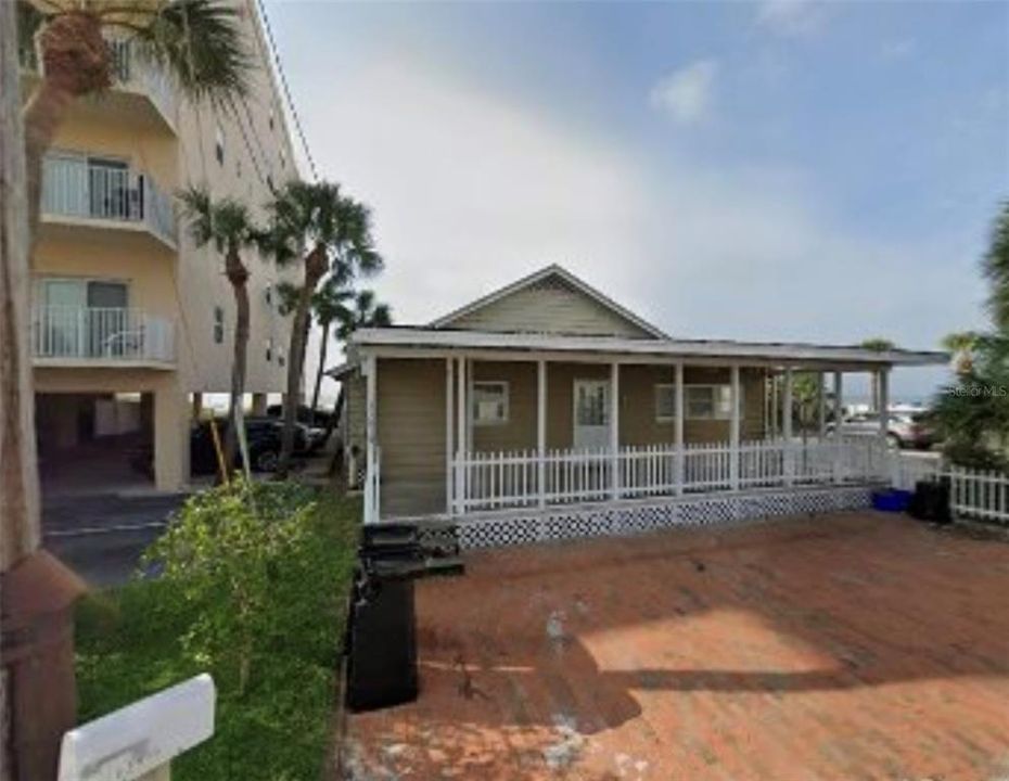 Recently Sold: $2,280,000 (4 beds, 2 baths, 1597 Square Feet)