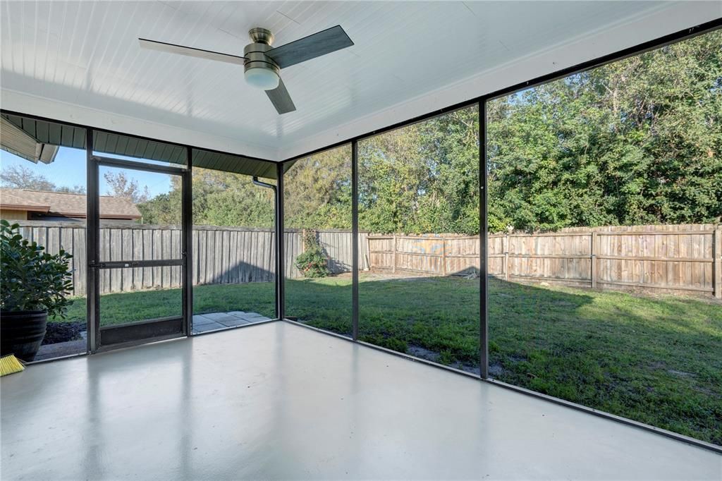 screened-in lanai with ceiling fan