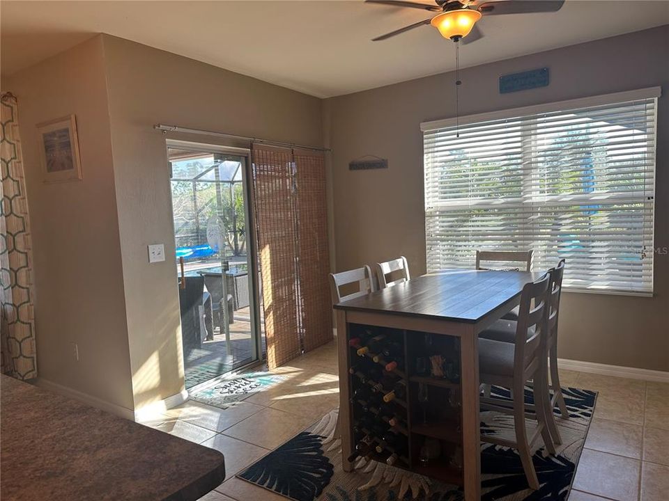 Dining room with sliders to screened lanai