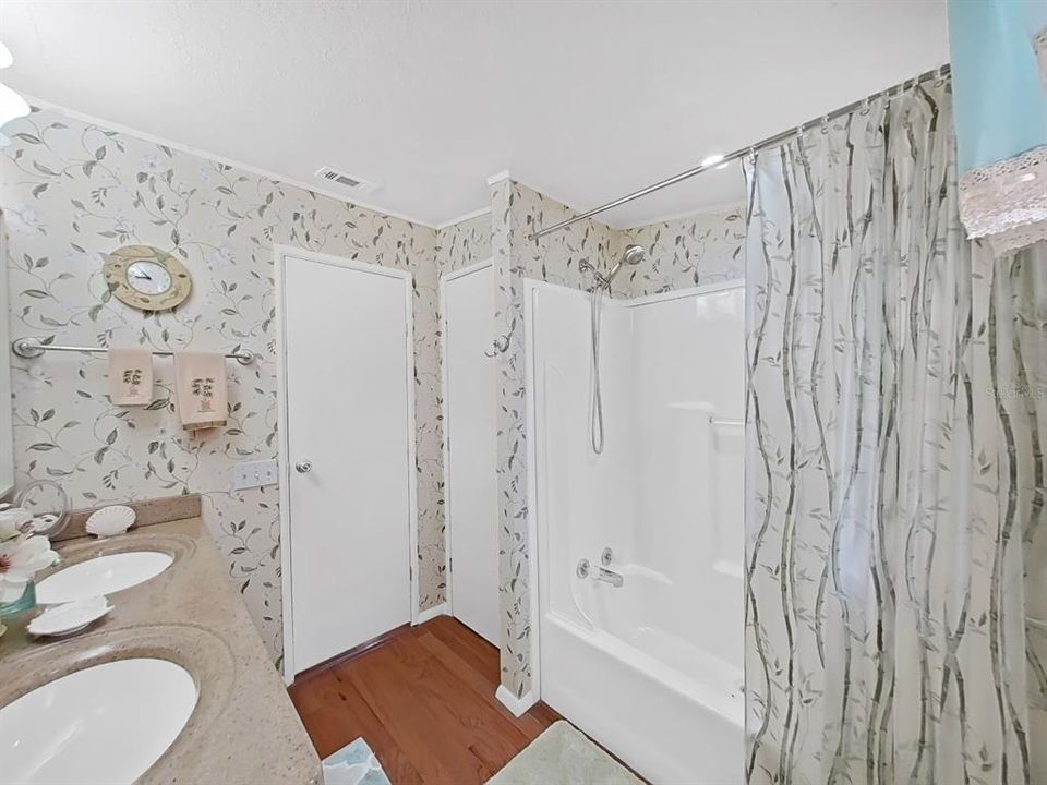 For Sale: $239,900 (3 beds, 2 baths, 1404 Square Feet)