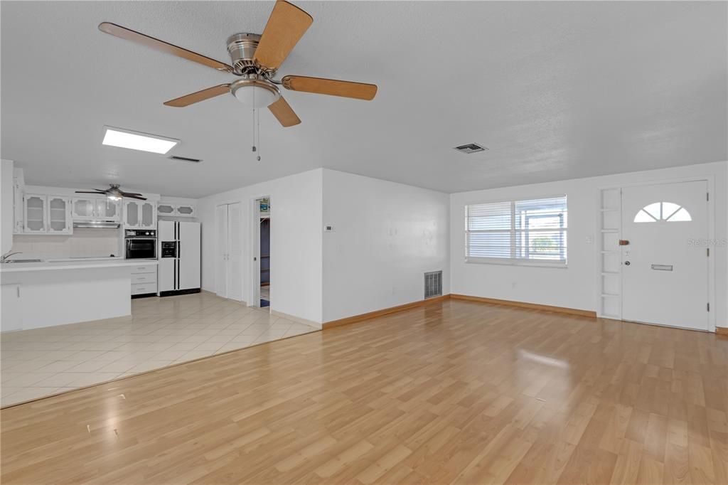 For Sale: $235,000 (2 beds, 2 baths, 1128 Square Feet)