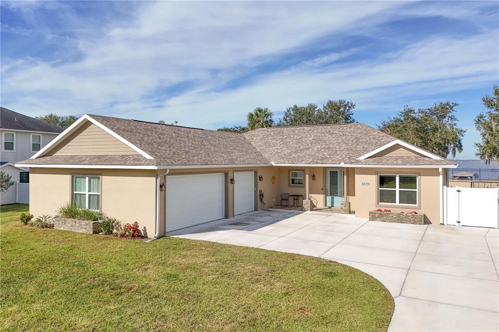 For Sale: $830,000 (3 beds, 2 baths, 1899 Square Feet)