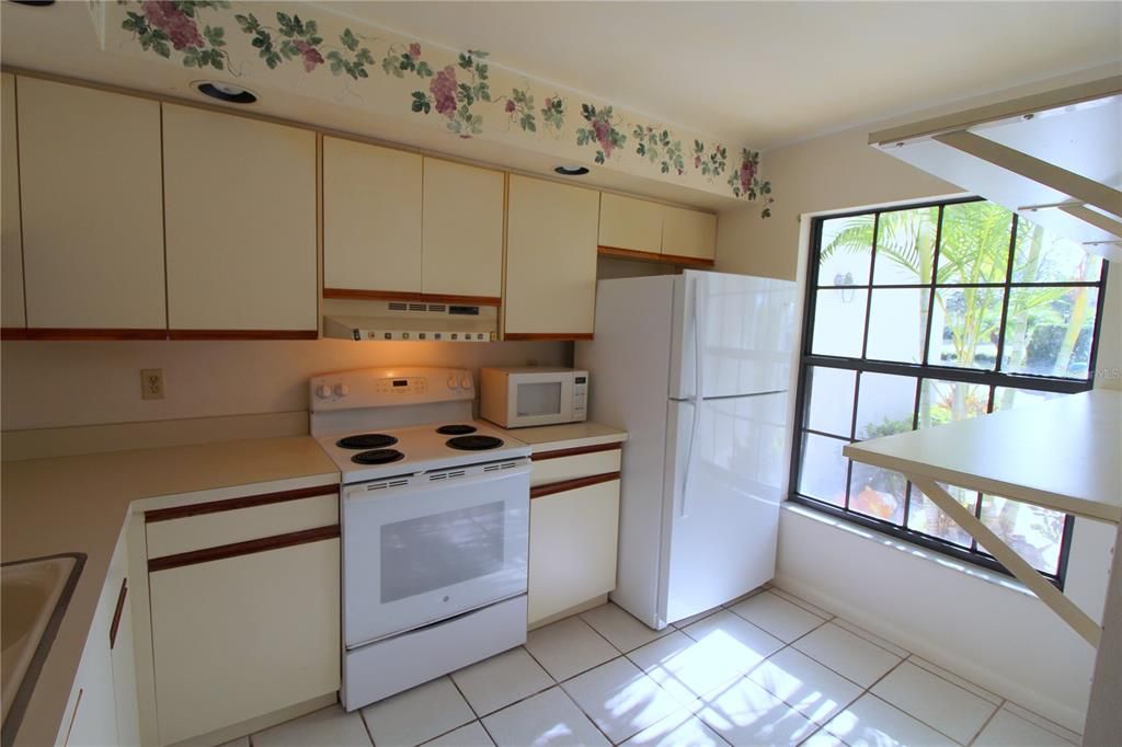 For Sale: $249,000 (2 beds, 2 baths, 1073 Square Feet)