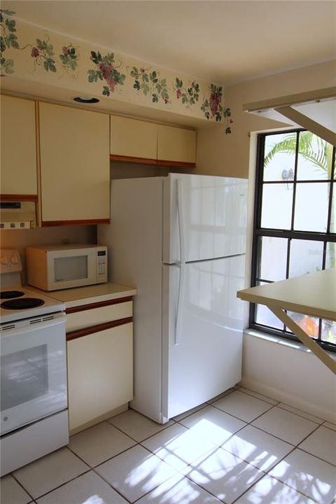 For Sale: $249,000 (2 beds, 2 baths, 1073 Square Feet)