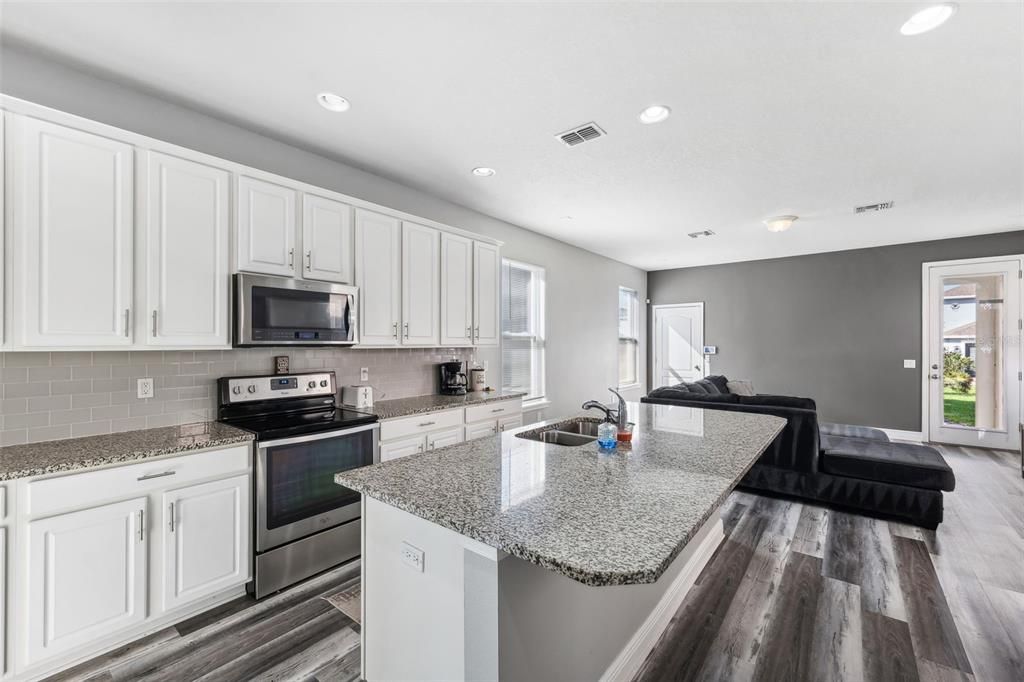 For Sale: $349,900 (3 beds, 2 baths, 1692 Square Feet)