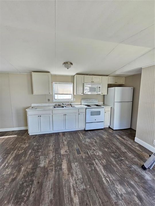 For Rent: $1,095 (2 beds, 2 baths, 800 Square Feet)