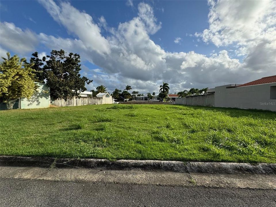 На продажу: $975,000 (0.25 acres)